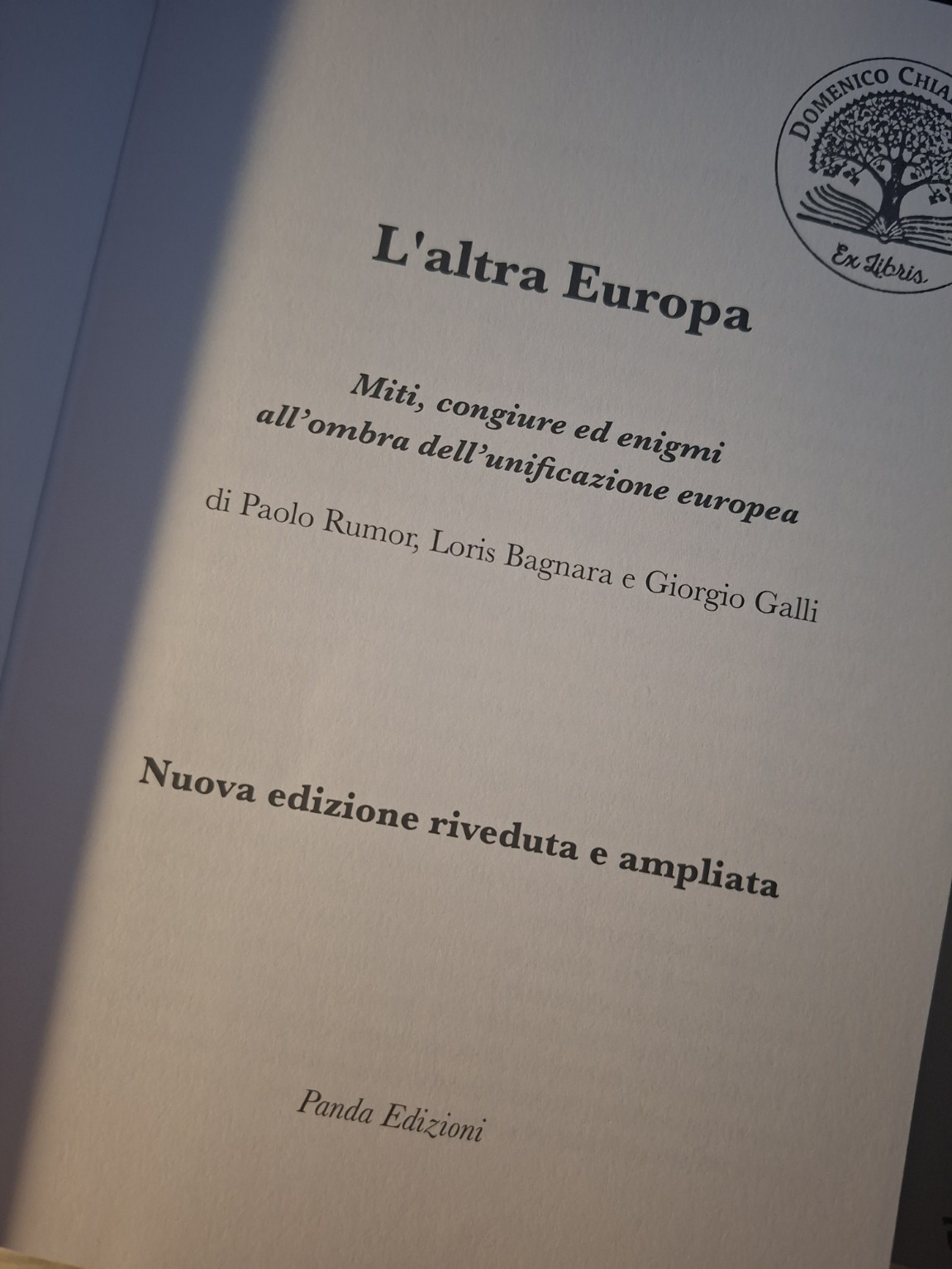 Frontespizio del libro L’altra Europa di Paolo Rumor, Loris Bagnara e Giorgio Galli, con ex libris di Domenico Chiaravalloti